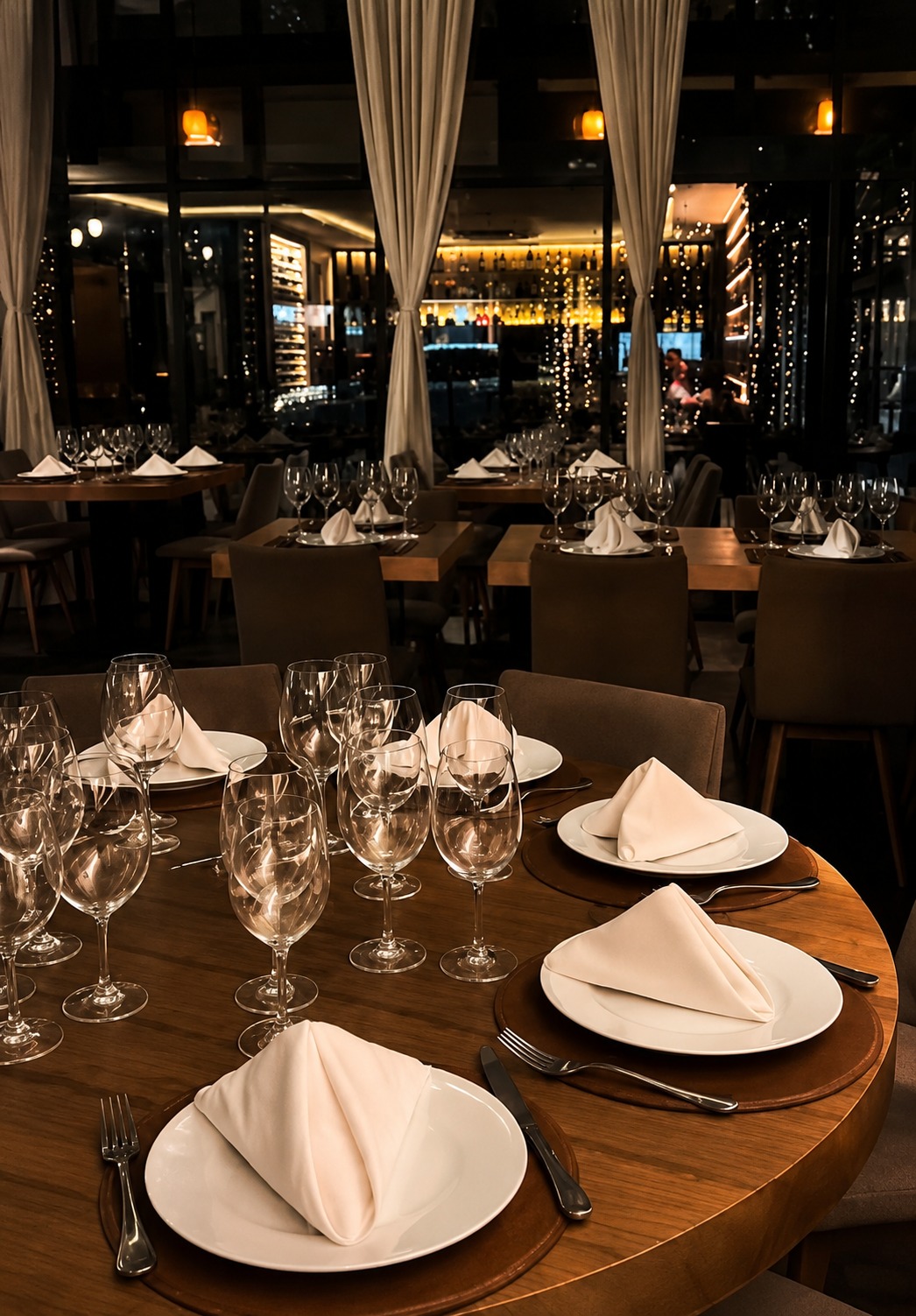 Salão de restaurante com cortinas do teto ao chão